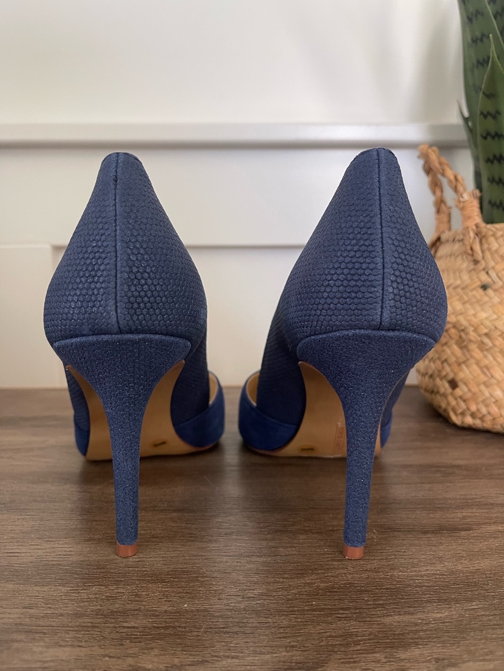 Vince Camuto Navy Suede Pointed Toe Stiletto Pumps 9 - Picture 3 of 6